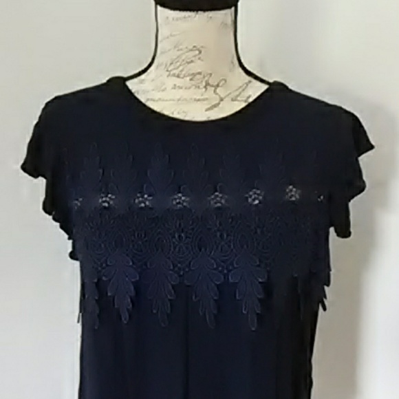 Cute laced frontal blouse - Picture 2 of 3